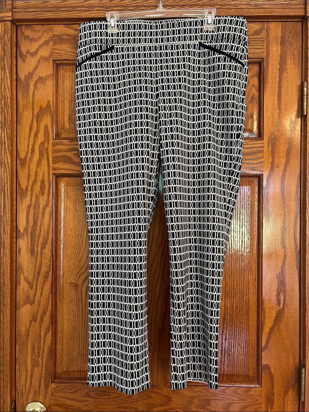 Black & White Geometric Chico’s Size 2.5 NWT